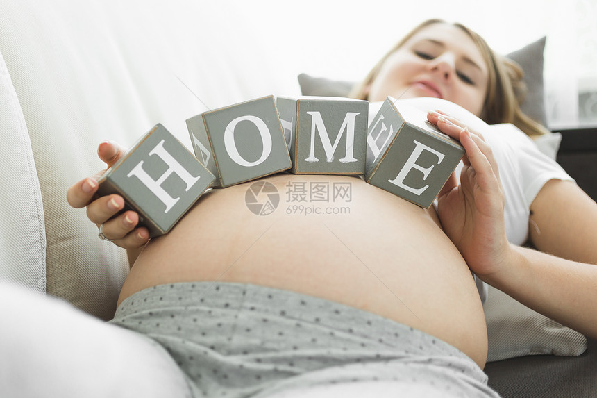 怀着字语的孕妇图片