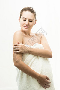 美丽的孕妇使用潮湿乳房肖像图片