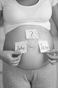 孕妇思考未来婴儿别及姓名的概念黑白照片父母高清图片素材