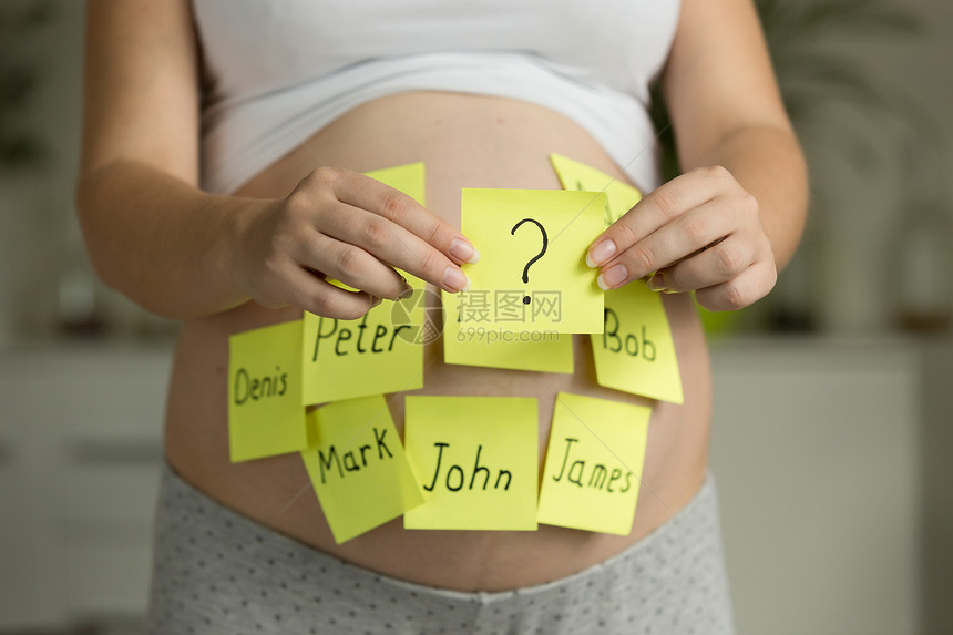 选择未来婴儿名字的孕妇概念形象