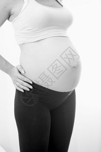 身穿运动服的孕妇大肚子照片图片
