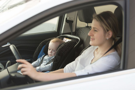 开车的母亲和坐在前座上的婴儿背景图片