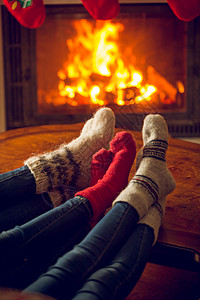 羊绒袜脚在燃烧的家壁炉里暖图片