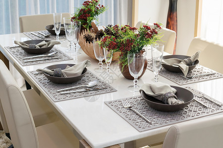 现代家庭餐桌椅和舒适布优雅餐巾高清图片素材