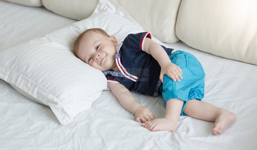 1岁婴儿躺在床上的大枕头图片