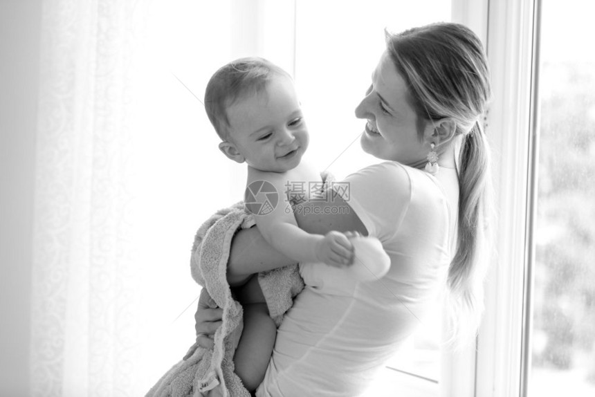 在洗澡后抱着孩子的笑妈近身的黑白相画面图片