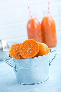 在金属碗里切开的橙子图片