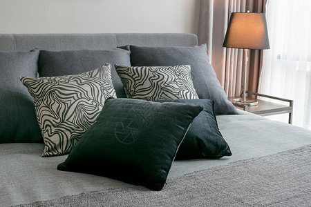 卧室床边有黑色的枕头和台灯装饰性的高清图片素材