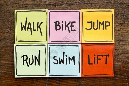 步行自车跳跑游泳生活健身或交叉训练概念用粘的笔记来对付锈木图片