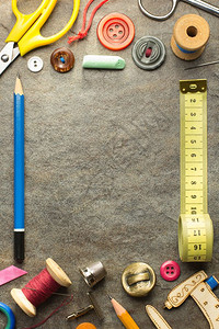 表格背景上的缝纫工具和附件图片