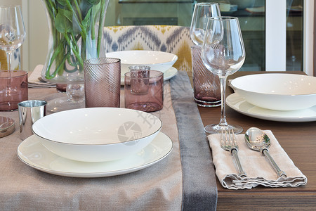 木制餐桌上摆放的优等用餐空的高清图片素材