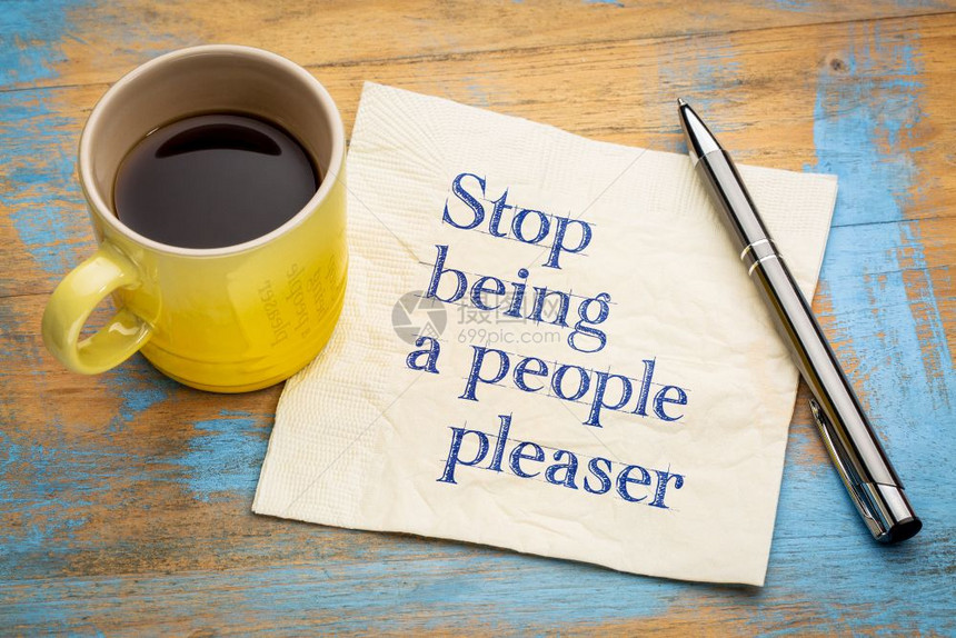 别再做一个讨人喜欢的了手写在餐巾纸上加一杯咖啡图片