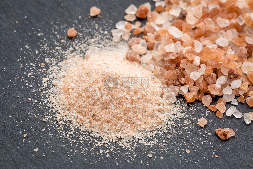 灰板石上粉红喜马拉雅盐的精细晶和粗体图片
