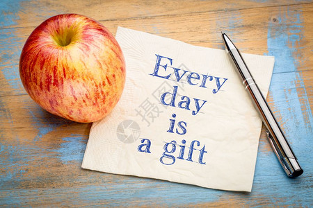 每天都是礼物灵感的提醒手写在餐巾纸上加新鲜苹果图片