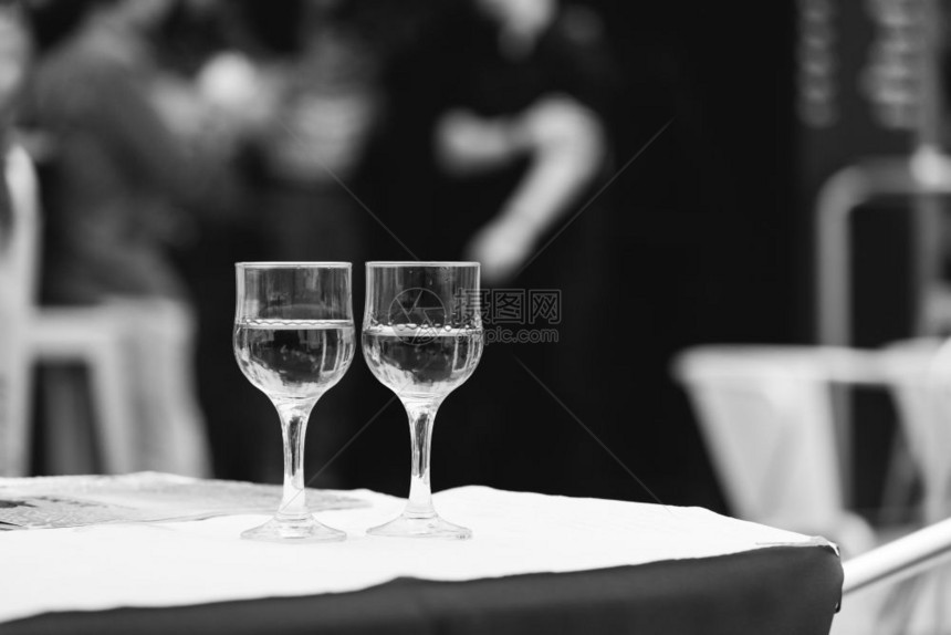 街头咖啡厅桌上葡萄酒杯的单色图像图片