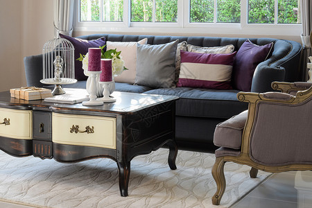 配有经典沙发椅子和木制桌上装饰的豪华客厅设计高清图片