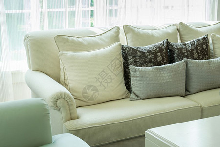 客厅沙发上的白装饰枕头背景图片