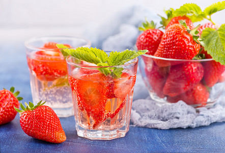 在玻璃和桌子上喝草莓高清图片