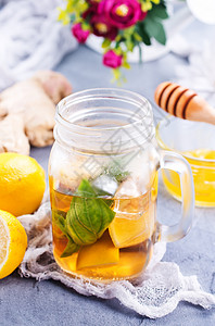 柠檬汁加新鲜和姜汁放在桌上图片