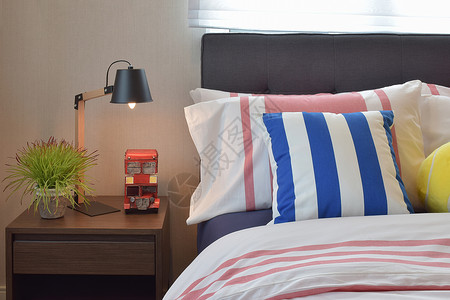现代卧室内蓝色条纹抱枕图片