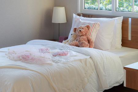 白卧室装饰床上枕头和洋娃图片