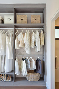 现代衣柜有一排白色衣服和鞋子图片