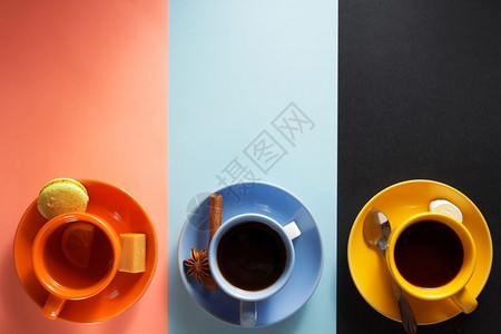 三色拼接背景的三色咖啡杯图片