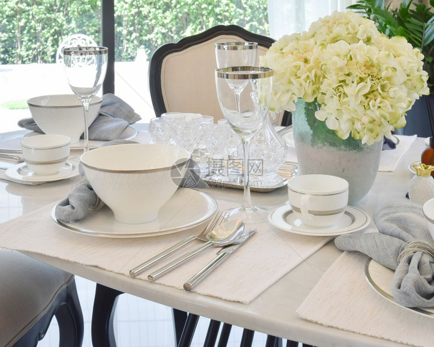 现代家庭餐桌椅和舒适布优雅图片