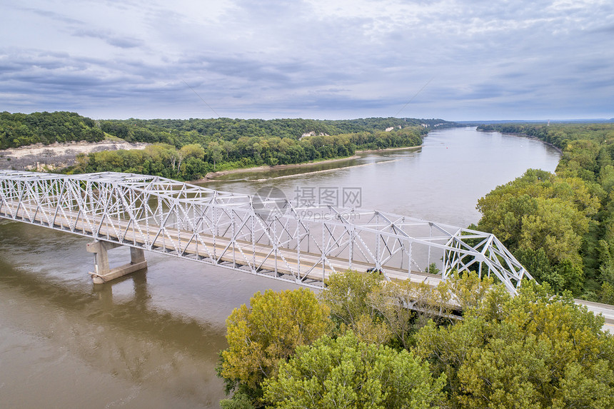 密苏里河桥和罗切港附近的I70高速公路MO夏季末的空中观察图片