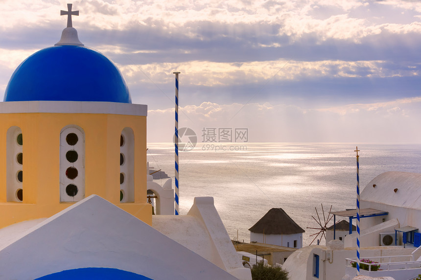 希腊圣托里尼日落时奥亚圣托里尼图景之圣托里尼岛奥亚或伊老城白房子和带有蓝色圆丘的教堂希腊图片