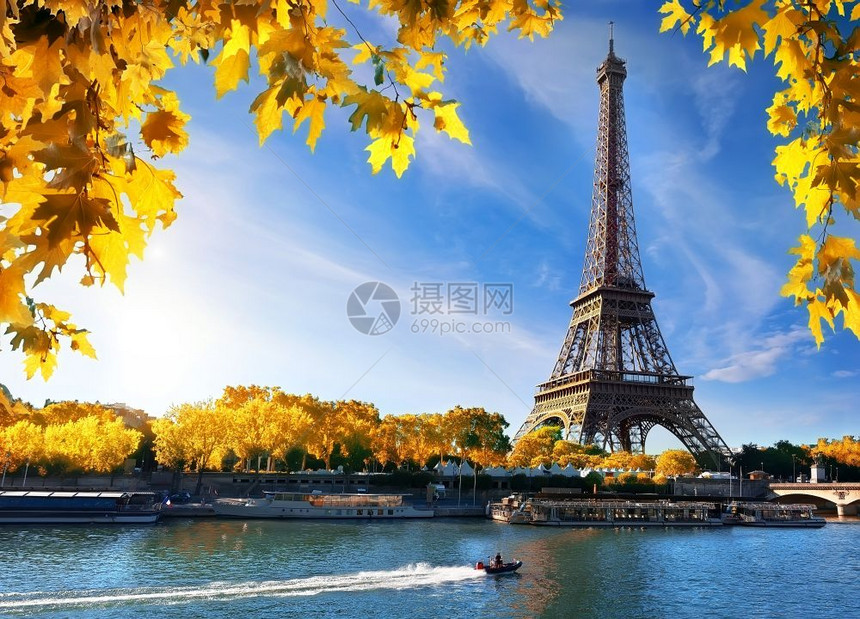 日出时在巴黎和埃菲尔铁塔的塞纳图片