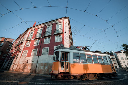 葡萄牙里斯本老城街旧传统黄色电车图片