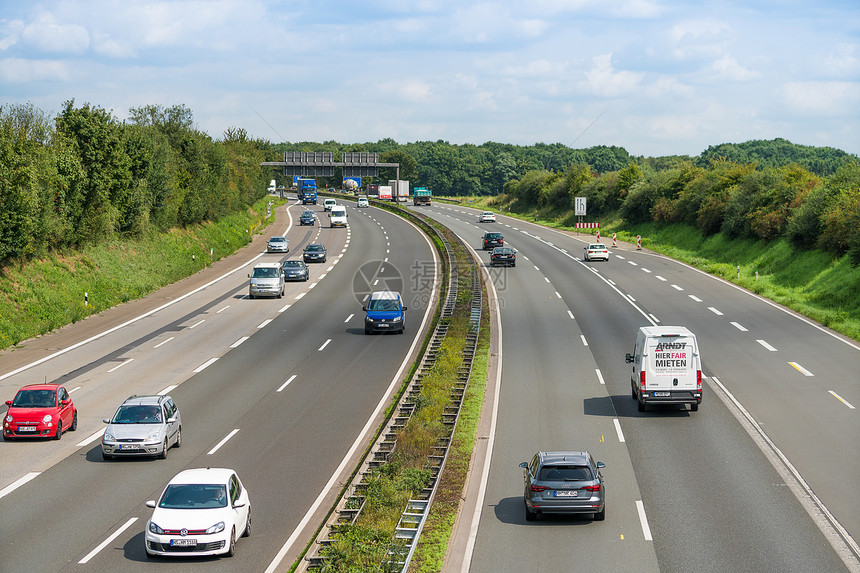 DUSSSSELDORF德国2017年8月日德国高速公路上的交通图片