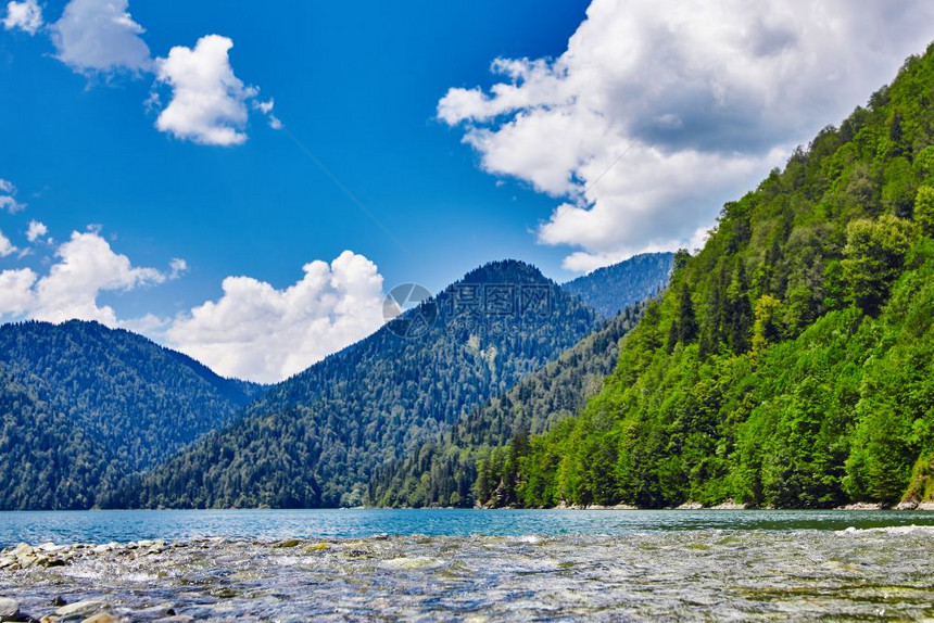 山区森林湖景观图片