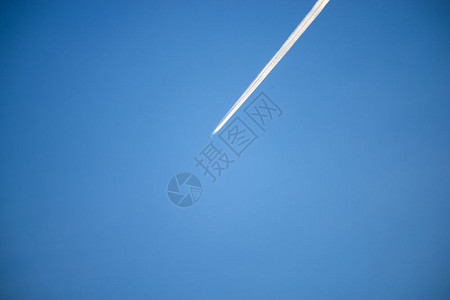 蓝色天空的飞机喷射图片