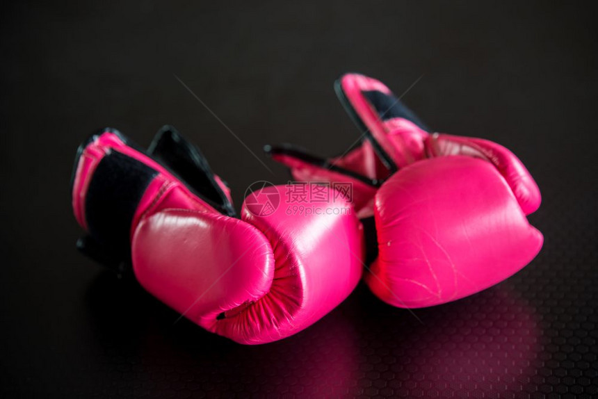 粉色拳击手套图片