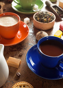 茶桌表面的可和咖啡杯图片