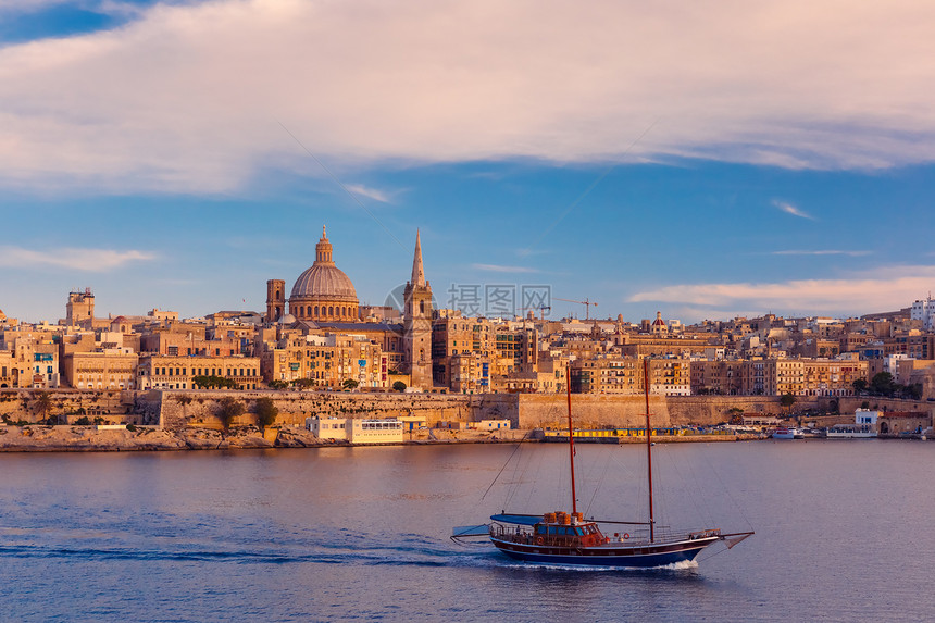 瓦莱塔天线从马耳他日落时的Sliema瓦莱塔天线乘船在美丽的日落时从Sliema天线乘船在马耳他首都瓦莱塔的Carmel山圣母教图片