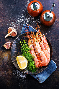餐桌上加盐和香料的煮虾高清图片