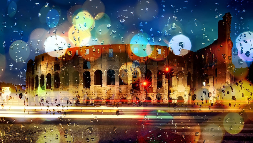 在意大利罗马的Colosseum背景下摇欲坠图片