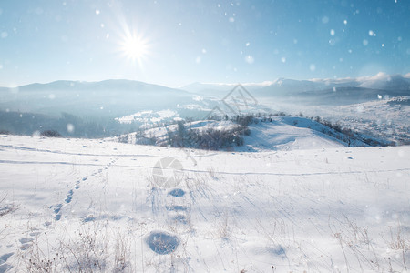 美丽的冬季山雪高景观背景图片