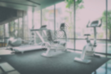现代健身中心室内装有设备抽象模糊背景设备图片