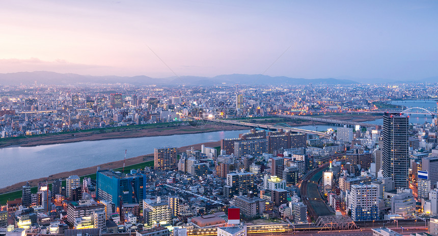 日落时的日本大阪市高角度全景图片