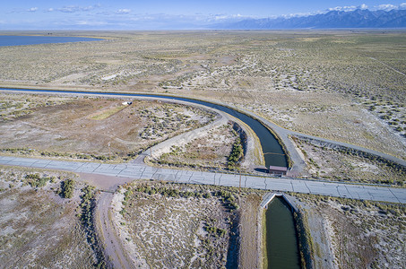 在科罗拉多州圣路易谷抽取地下水并运至里奥格兰德河的封闭盆地项目富兰克林埃迪运河部分的空中观察背景图片