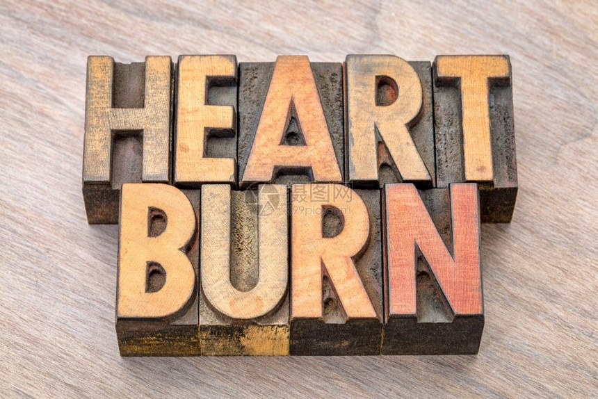 旧木纸质印刷打块中的心脏燃烧字摘要图片