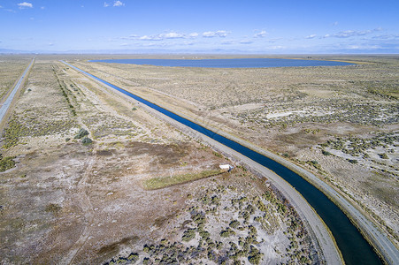 在科罗拉多州圣路易谷抽取地下水并运至里奥格兰德河的封闭盆地项目富兰克林埃迪运河部分的空中观察背景图片