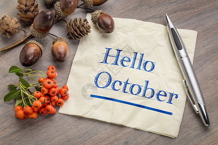 10月在餐巾上笔迹用锥子角和火季节装饰图片