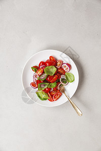 健康素食新鲜蔬菜沙拉和不同樱桃番茄洋葱面包和橄榄油的新鲜蔬菜沙拉图片