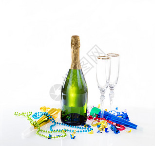 盛年新晚会装饰品和在明亮背景的玻璃桌上香槟图片