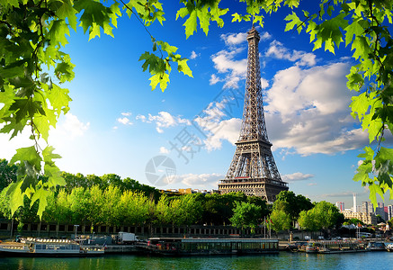 巴黎的塞纳和埃菲尔铁塔在日出时与埃菲尔铁塔巴黎的塞纳和塔图片